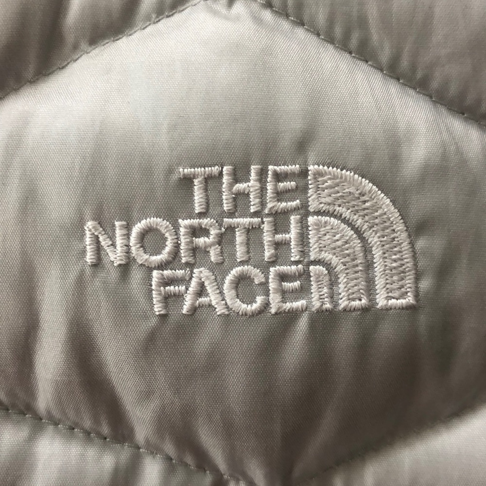Like New Silver Womens Northface Aconcagua Vest M - Picture 2 of 3